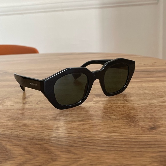 Burberry sunglasses - Picture 3 of 4